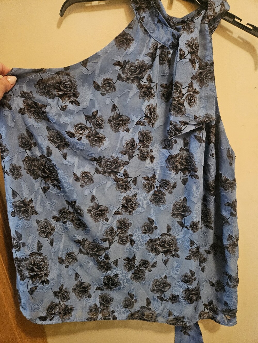 Torrid Size 1 Blue Floral Tie Neck Sleeveless Blouse | 14/16 | Romantic Feminine - Picture 5 of 15